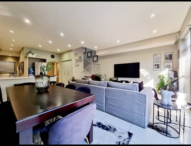 3 BEDROOM TOWNHOUSE TO LET IN OAKLANDS